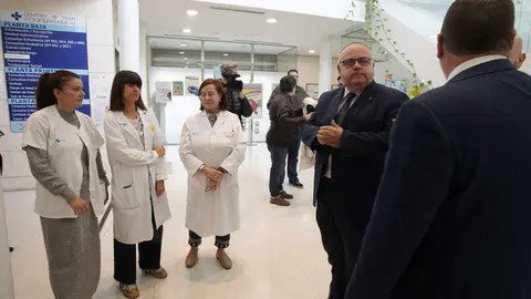 El consejero de Sanidad, Alejandro Vázquez Ramos, durante su visita la Unidad de Afrontamiento Activo del Dolor Crónico en Ponferrada. Foto: César Sánchez