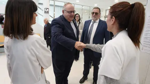 El consejero de Sanidad, Alejandro Vázquez Ramos, durante su visita la Unidad de Afrontamiento Activo del Dolor Crónico en Ponferrada. Foto: César Sánchez