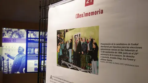 El alcalde de Ponferrada, Marco Morala (C), junto al presidente de la Asociación de Víctimas del Terrorismo de Castilla y León, Sebastián Nogales (2D), y el decano del Colegio Profesional de Periodistas de Castilla y León, Pedro Lechuga (I), durante la inauguración de la exposición ‘Rolando 2:15-2:55. 50 años de la primera masacre de ETA’. Foto: César Sánchez