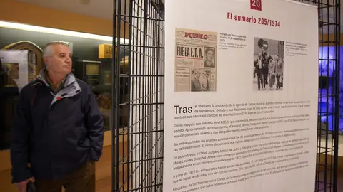 El alcalde de Ponferrada, Marco Morala (C), junto al presidente de la Asociación de Víctimas del Terrorismo de Castilla y León, Sebastián Nogales (2D), y el decano del Colegio Profesional de Periodistas de Castilla y León, Pedro Lechuga (I), durante la inauguración de la exposición ‘Rolando 2:15-2:55. 50 años de la primera masacre de ETA’. Foto: César Sánchez