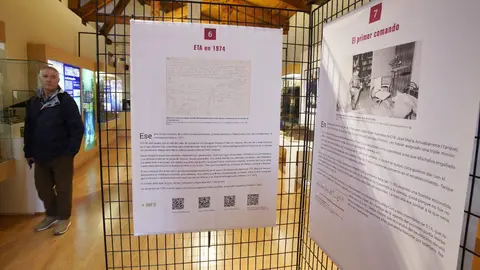 El alcalde de Ponferrada, Marco Morala (C), junto al presidente de la Asociación de Víctimas del Terrorismo de Castilla y León, Sebastián Nogales (2D), y el decano del Colegio Profesional de Periodistas de Castilla y León, Pedro Lechuga (I), durante la inauguración de la exposición ‘Rolando 2:15-2:55. 50 años de la primera masacre de ETA’. Foto: César Sánchez