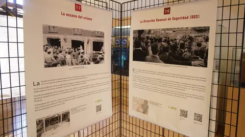 El alcalde de Ponferrada, Marco Morala (C), junto al presidente de la Asociación de Víctimas del Terrorismo de Castilla y León, Sebastián Nogales (2D), y el decano del Colegio Profesional de Periodistas de Castilla y León, Pedro Lechuga (I), durante la inauguración de la exposición ‘Rolando 2:15-2:55. 50 años de la primera masacre de ETA’. Foto: César Sánchez