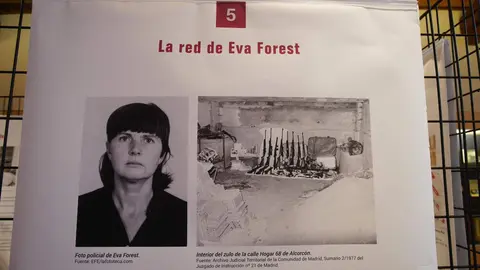 El alcalde de Ponferrada, Marco Morala (C), junto al presidente de la Asociación de Víctimas del Terrorismo de Castilla y León, Sebastián Nogales (2D), y el decano del Colegio Profesional de Periodistas de Castilla y León, Pedro Lechuga (I), durante la inauguración de la exposición ‘Rolando 2:15-2:55. 50 años de la primera masacre de ETA’. Foto: César Sánchez