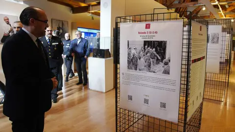El alcalde de Ponferrada, Marco Morala (C), junto al presidente de la Asociación de Víctimas del Terrorismo de Castilla y León, Sebastián Nogales (2D), y el decano del Colegio Profesional de Periodistas de Castilla y León, Pedro Lechuga (I), durante la inauguración de la exposición ‘Rolando 2:15-2:55. 50 años de la primera masacre de ETA’. Foto: César Sánchez