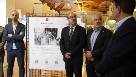 El alcalde de Ponferrada, Marco Morala (C), junto al presidente de la Asociación de Víctimas del Terrorismo de Castilla y León, Sebastián Nogales (2D), y el decano del Colegio Profesional de Periodistas de Castilla y León, Pedro Lechuga (I), durante la inauguración de la exposición ‘Rolando 2:15-2:55. 50 años de la primera masacre de ETA’. Foto: César Sánchez