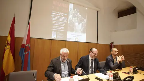 El alcalde de Ponferrada, Marco Morala (C), junto al presidente de la Asociación de Víctimas del Terrorismo de Castilla y León, Sebastián Nogales (2D), y el decano del Colegio Profesional de Periodistas de Castilla y León, Pedro Lechuga (I), durante la inauguración de la exposición ‘Rolando 2:15-2:55. 50 años de la primera masacre de ETA’. Foto: César Sánchez