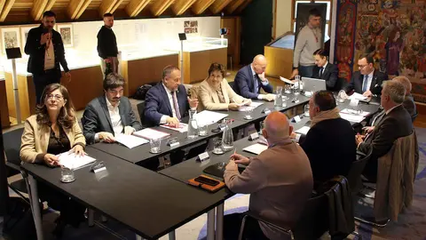 El consejero de Cultura, Turismo y Deporte, Gonzalo Santonja, el presidente de la Diputación, Gerardo Álvarez Courel y el alcalde de León, José Antonio Diez, participan en la apertura del acto de constitución del Comité de Honor del Año Gaudí 2026. Foto: Peio García