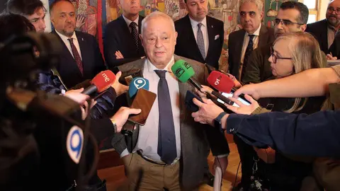 El consejero de Cultura, Turismo y Deporte, Gonzalo Santonja, el presidente de la Diputación, Gerardo Álvarez Courel y el alcalde de León, José Antonio Diez, participan en la apertura del acto de constitución del Comité de Honor del Año Gaudí 2026. Foto: Peio García