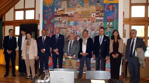 El consejero de Cultura, Turismo y Deporte, Gonzalo Santonja, el presidente de la Diputación, Gerardo Álvarez Courel y el alcalde de León, José Antonio Diez, participan en la apertura del acto de constitución del Comité de Honor del Año Gaudí 2026. Foto: Peio García