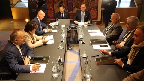 El consejero de Cultura, Turismo y Deporte, Gonzalo Santonja, el presidente de la Diputación, Gerardo Álvarez Courel y el alcalde de León, José Antonio Diez, participan en la apertura del acto de constitución del Comité de Honor del Año Gaudí 2026. Foto: Peio García