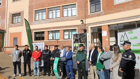 Este martes tuvo lugar en León la presentación de la octava edición de la Urban Trail Nocturna Universitaria con presencia del vicerrector de Deportes, Diego Soto, el concejal de Deportes, Vicente Canuria, la directora de Deportes, María Perrino, y el jefe provincial de la Comisaría de Policía Nacional. Foto: ULE