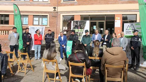 Este martes tuvo lugar en León la presentación de la octava edición de la Urban Trail Nocturna Universitaria con presencia del vicerrector de Deportes, Diego Soto, el concejal de Deportes, Vicente Canuria, la directora de Deportes, María Perrino, y el jefe provincial de la Comisaría de Policía Nacional. Foto: ULE