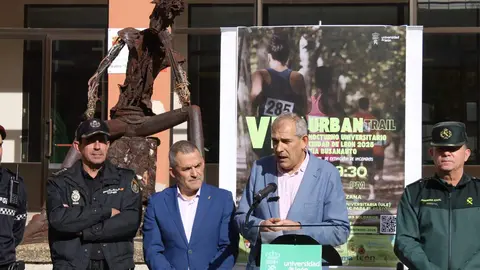 Este martes tuvo lugar en León la presentación de la octava edición de la Urban Trail Nocturna Universitaria con presencia del vicerrector de Deportes, Diego Soto, el concejal de Deportes, Vicente Canuria, la directora de Deportes, María Perrino, y el jefe provincial de la Comisaría de Policía Nacional. Foto: ULE