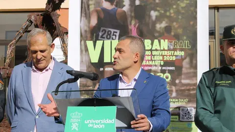 Este martes tuvo lugar en León la presentación de la octava edición de la Urban Trail Nocturna Universitaria con presencia del vicerrector de Deportes, Diego Soto, el concejal de Deportes, Vicente Canuria, la directora de Deportes, María Perrino, y el jefe provincial de la Comisaría de Policía Nacional. Foto: ULE
