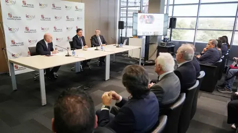 El consejero de Economía y Hacienda y portavoz de la Junta, Carlos Fernández Carriedo, participa en la firma del protocolo de colaboración entre Sodical e inversores privados para impulsar la financiación empresarial.