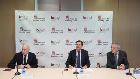 El consejero de Economía y Hacienda y portavoz de la Junta, Carlos Fernández Carriedo, participa en la firma del protocolo de colaboración entre Sodical e inversores privados para impulsar la financiación empresarial. El acuerdo es suscrito por la directora general de Sodical, María Carmen Sanz, incorpora cinco sociedades de inversión privada vinculadas a la Comunidad: 3-Gutinver (Gerardo Gutiérrez); Eguía Group (Félix Eguía); Govera Inversiones (Ginés Clemente); Orilla Asset Management (Francisco López), y Vigainvest (Jesús Astorga).