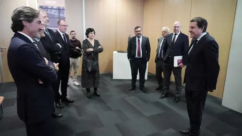 El consejero de Economía y Hacienda y portavoz de la Junta, Carlos Fernández Carriedo, participa en la firma del protocolo de colaboración entre Sodical e inversores privados para impulsar la financiación empresarial. El acuerdo es suscrito por la directora general de Sodical, María Carmen Sanz, incorpora cinco sociedades de inversión privada vinculadas a la Comunidad: 3-Gutinver (Gerardo Gutiérrez); Eguía Group (Félix Eguía); Govera Inversiones (Ginés Clemente); Orilla Asset Management (Francisco López), y Vigainvest (Jesús Astorga).