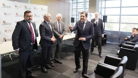 El consejero de Economía y Hacienda y portavoz de la Junta, Carlos Fernández Carriedo, participa en la firma del protocolo de colaboración entre Sodical e inversores privados para impulsar la financiación empresarial. El acuerdo es suscrito por la directora general de Sodical, María Carmen Sanz, incorpora cinco sociedades de inversión privada vinculadas a la Comunidad: 3-Gutinver (Gerardo Gutiérrez); Eguía Group (Félix Eguía); Govera Inversiones (Ginés Clemente); Orilla Asset Management (Francisco López), y Vigainvest (Jesús Astorga).