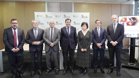 El consejero de Economía y Hacienda y portavoz de la Junta, Carlos Fernández Carriedo, participa en la firma del protocolo de colaboración entre Sodical e inversores privados para impulsar la financiación empresarial. El acuerdo es suscrito por la directora general de Sodical, María Carmen Sanz, incorpora cinco sociedades de inversión privada vinculadas a la Comunidad: 3-Gutinver (Gerardo Gutiérrez); Eguía Group (Félix Eguía); Govera Inversiones (Ginés Clemente); Orilla Asset Management (Francisco López), y Vigainvest (Jesús Astorga).