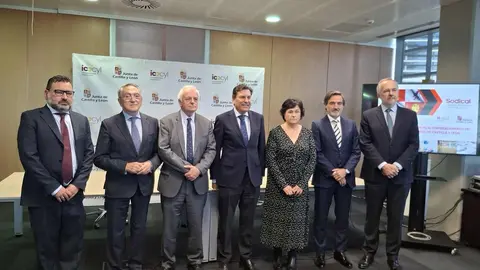 El consejero de Economía y Hacienda y portavoz de la Junta, Carlos Fernández Carriedo, participa en la firma del protocolo de colaboración entre Sodical e inversores privados para impulsar la financiación empresarial. El acuerdo es suscrito por la directora general de Sodical, María Carmen Sanz, incorpora cinco sociedades de inversión privada vinculadas a la Comunidad: 3-Gutinver (Gerardo Gutiérrez); Eguía Group (Félix Eguía); Govera Inversiones (Ginés Clemente); Orilla Asset Management (Francisco López), y Vigainvest (Jesús Astorga).