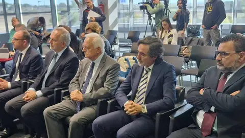 El consejero de Economía y Hacienda y portavoz de la Junta, Carlos Fernández Carriedo, participa en la firma del protocolo de colaboración entre Sodical e inversores privados para impulsar la financiación empresarial. El acuerdo es suscrito por la directora general de Sodical, María Carmen Sanz, incorpora cinco sociedades de inversión privada vinculadas a la Comunidad: 3-Gutinver (Gerardo Gutiérrez); Eguía Group (Félix Eguía); Govera Inversiones (Ginés Clemente); Orilla Asset Management (Francisco López), y Vigainvest (Jesús Astorga).