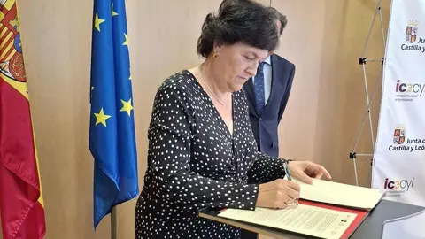 El consejero de Economía y Hacienda y portavoz de la Junta, Carlos Fernández Carriedo, participa en la firma del protocolo de colaboración entre Sodical e inversores privados para impulsar la financiación empresarial. El acuerdo es suscrito por la directora general de Sodical, María Carmen Sanz, incorpora cinco sociedades de inversión privada vinculadas a la Comunidad: 3-Gutinver (Gerardo Gutiérrez); Eguía Group (Félix Eguía); Govera Inversiones (Ginés Clemente); Orilla Asset Management (Francisco López), y Vigainvest (Jesús Astorga).