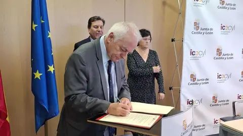 El consejero de Economía y Hacienda y portavoz de la Junta, Carlos Fernández Carriedo, participa en la firma del protocolo de colaboración entre Sodical e inversores privados para impulsar la financiación empresarial. El acuerdo es suscrito por la directora general de Sodical, María Carmen Sanz, incorpora cinco sociedades de inversión privada vinculadas a la Comunidad: 3-Gutinver (Gerardo Gutiérrez); Eguía Group (Félix Eguía); Govera Inversiones (Ginés Clemente); Orilla Asset Management (Francisco López), y Vigainvest (Jesús Astorga).