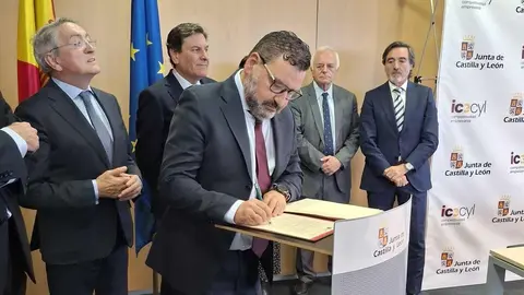 El consejero de Economía y Hacienda y portavoz de la Junta, Carlos Fernández Carriedo, participa en la firma del protocolo de colaboración entre Sodical e inversores privados para impulsar la financiación empresarial. El acuerdo es suscrito por la directora general de Sodical, María Carmen Sanz, incorpora cinco sociedades de inversión privada vinculadas a la Comunidad: 3-Gutinver (Gerardo Gutiérrez); Eguía Group (Félix Eguía); Govera Inversiones (Ginés Clemente); Orilla Asset Management (Francisco López), y Vigainvest (Jesús Astorga).
