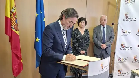 El consejero de Economía y Hacienda y portavoz de la Junta, Carlos Fernández Carriedo, participa en la firma del protocolo de colaboración entre Sodical e inversores privados para impulsar la financiación empresarial. El acuerdo es suscrito por la directora general de Sodical, María Carmen Sanz, incorpora cinco sociedades de inversión privada vinculadas a la Comunidad: 3-Gutinver (Gerardo Gutiérrez); Eguía Group (Félix Eguía); Govera Inversiones (Ginés Clemente); Orilla Asset Management (Francisco López), y Vigainvest (Jesús Astorga).