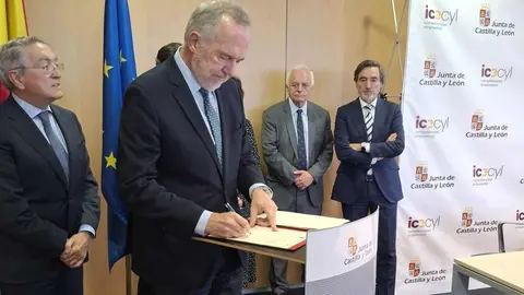 El consejero de Economía y Hacienda y portavoz de la Junta, Carlos Fernández Carriedo, participa en la firma del protocolo de colaboración entre Sodical e inversores privados para impulsar la financiación empresarial. El acuerdo es suscrito por la directora general de Sodical, María Carmen Sanz, incorpora cinco sociedades de inversión privada vinculadas a la Comunidad: 3-Gutinver (Gerardo Gutiérrez); Eguía Group (Félix Eguía); Govera Inversiones (Ginés Clemente); Orilla Asset Management (Francisco López), y Vigainvest (Jesús Astorga).