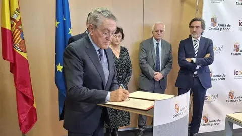 El consejero de Economía y Hacienda y portavoz de la Junta, Carlos Fernández Carriedo, participa en la firma del protocolo de colaboración entre Sodical e inversores privados para impulsar la financiación empresarial. El acuerdo es suscrito por la directora general de Sodical, María Carmen Sanz, incorpora cinco sociedades de inversión privada vinculadas a la Comunidad: 3-Gutinver (Gerardo Gutiérrez); Eguía Group (Félix Eguía); Govera Inversiones (Ginés Clemente); Orilla Asset Management (Francisco López), y Vigainvest (Jesús Astorga).