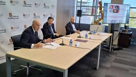 El consejero de Economía y Hacienda y portavoz de la Junta, Carlos Fernández Carriedo, participa en la firma del protocolo de colaboración entre Sodical e inversores privados para impulsar la financiación empresarial. El acuerdo es suscrito por la directora general de Sodical, María Carmen Sanz, incorpora cinco sociedades de inversión privada vinculadas a la Comunidad: 3-Gutinver (Gerardo Gutiérrez); Eguía Group (Félix Eguía); Govera Inversiones (Ginés Clemente); Orilla Asset Management (Francisco López), y Vigainvest (Jesús Astorga).