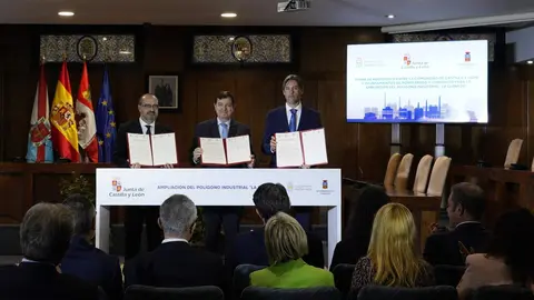 El presidente de la Junta de Castilla y León, Alfonso Fernández Mañueco, junto a los alcaldes de Ponferrada, Marco Morala, y Congosto, Jorge García, durante la firma del protocolo para la ampliación del Polígono Industrial La Llanada este miércoles. Foto: César Sánchez.