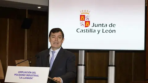 El presidente de la Junta de Castilla y León, Alfonso Fernández Mañueco, junto a los alcaldes de Ponferrada, Marco Morala, y Congosto, Jorge García, durante la firma del protocolo para la ampliación del Polígono Industrial La Llanada este miércoles. Foto: César Sánchez.