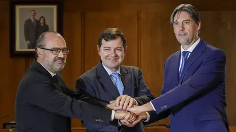 El presidente de la Junta de Castilla y León, Alfonso Fernández Mañueco, junto a los alcaldes de Ponferrada, Marco Morala, y Congosto, Jorge García, durante la firma del protocolo para la ampliación del Polígono Industrial La Llanada este miércoles. Foto: César Sánchez.