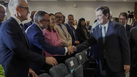 El presidente de la Junta de Castilla y León, Alfonso Fernández Mañueco, junto a los alcaldes de Ponferrada, Marco Morala, y Congosto, Jorge García, durante la firma del protocolo para la ampliación del Polígono Industrial La Llanada este miércoles. Foto: César Sánchez.