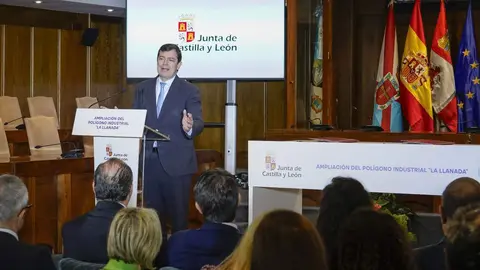 El presidente de la Junta de Castilla y León, Alfonso Fernández Mañueco, junto a los alcaldes de Ponferrada, Marco Morala, y Congosto, Jorge García, durante la firma del protocolo para la ampliación del Polígono Industrial La Llanada este miércoles. Foto: César Sánchez.
