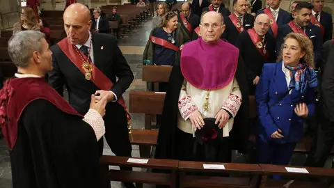 Celebración de una misa con motivo de la festividad de San Marcelo, patrón de la ciudad, a la que asiste la corporación municipal, encabezada por alcalde de León, y el presidente de las Cortes de Castilla y León, Carlos Pollán. Fotos: Peio García  AytoLeón
