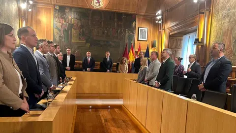 El pleno ordinario del mes de octubre de la Diputación de León comenzó este miércoles con un minuto de silencio y un aplauso en memoria de las víctimas de la DANA de Valencia, coincidiendo con el primer aniversario de la tragedia. Fotos: Dipuleon