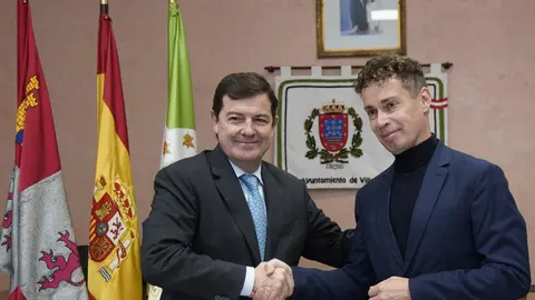 El presidente de la Junta de Castilla y León, Alfonso Fernández Mañueco, junto al alcalde de Villablino, Mario Rivas, durante la firma del protocolo para el desarrollo de un nuevo sector industrial. Fotos: César Sánchez
