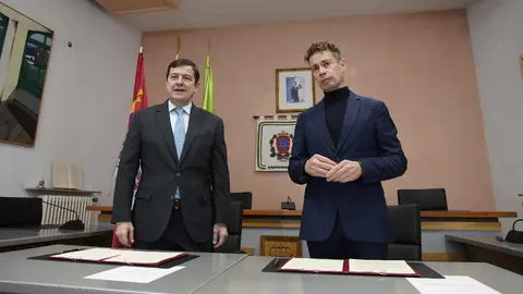 El presidente de la Junta de Castilla y León, Alfonso Fernández Mañueco, junto al alcalde de Villablino, Mario Rivas, durante la firma del protocolo para el desarrollo de un nuevo sector industrial. Fotos: César Sánchez