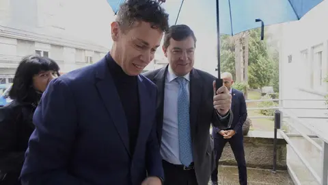 El presidente de la Junta de Castilla y León, Alfonso Fernández Mañueco, junto al alcalde de Villablino, Mario Rivas, durante la firma del protocolo para el desarrollo de un nuevo sector industrial. Fotos: César Sánchez