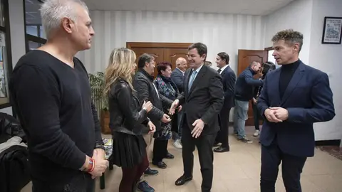 El presidente de la Junta de Castilla y León, Alfonso Fernández Mañueco, junto al alcalde de Villablino, Mario Rivas, durante la firma del protocolo para el desarrollo de un nuevo sector industrial. Fotos: César Sánchez