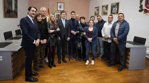 El presidente de la Junta de Castilla y León, Alfonso Fernández Mañueco, junto al alcalde de Villablino, Mario Rivas, durante la firma del protocolo para el desarrollo de un nuevo sector industrial. Fotos: César Sánchez