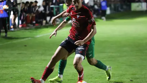 El conjunto maragato firma un partido memorable en La Eragudina, iguala en el 90 con un golazo de Adri Álvarez y se despide de la Copa del Rey tras una agónica tanda de penaltis en la que el héroe del encuentro falló el lanzamiento decisivo. Fotos: Isaac Llamazares