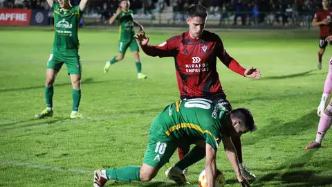 El conjunto maragato firma un partido memorable en La Eragudina, iguala en el 90 con un golazo de Adri Álvarez y se despide de la Copa del Rey tras una agónica tanda de penaltis en la que el héroe del encuentro falló el lanzamiento decisivo. Fotos: Isaac Llamazares
