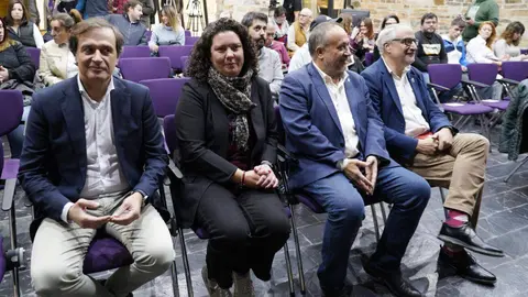 La alcaldesa de Cacabelos, Irene González, junto al presidente de la Diputación de León, Gerardo Álvarez Courel, y el presidente del Consejo Comarcal del Bierzo, Olegario Ramón, este jueves durante la inauguración de la jornada ‘El Bierzo que viene’ del Banco de Tierras del Consejo Comarcal del Bierzo. Foto: César Sánchez.
