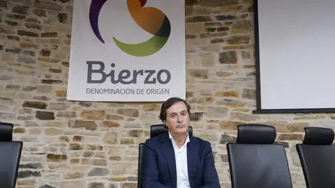 La alcaldesa de Cacabelos, Irene González, junto al presidente de la Diputación de León, Gerardo Álvarez Courel, y el presidente del Consejo Comarcal del Bierzo, Olegario Ramón, este jueves durante la inauguración de la jornada ‘El Bierzo que viene’ del Banco de Tierras del Consejo Comarcal del Bierzo. Foto: César Sánchez.