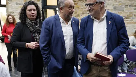 La alcaldesa de Cacabelos, Irene González, junto al presidente de la Diputación de León, Gerardo Álvarez Courel, y el presidente del Consejo Comarcal del Bierzo, Olegario Ramón, este jueves durante la inauguración de la jornada ‘El Bierzo que viene’ del Banco de Tierras del Consejo Comarcal del Bierzo. Foto: César Sánchez.