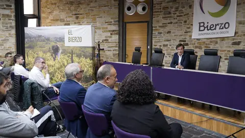 La alcaldesa de Cacabelos, Irene González, junto al presidente de la Diputación de León, Gerardo Álvarez Courel, y el presidente del Consejo Comarcal del Bierzo, Olegario Ramón, este jueves durante la inauguración de la jornada ‘El Bierzo que viene’ del Banco de Tierras del Consejo Comarcal del Bierzo. Foto: César Sánchez.